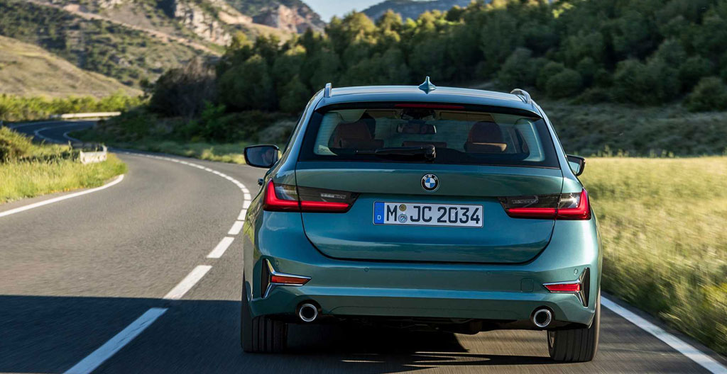 Tableau de bord numérique BMW affichant une consommation de 4,8 litres aux 100 km à vitesse stabilisée sur autoroute