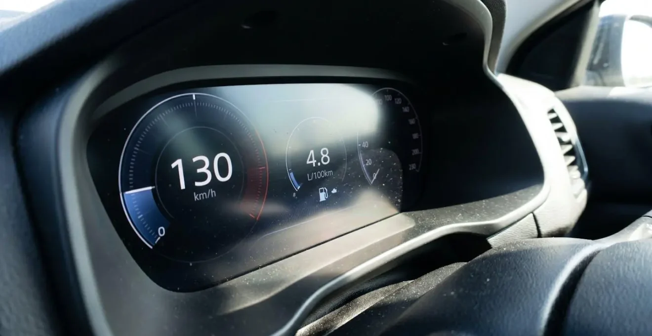 Tableau de bord numérique BMW affichant une consommation de 4,8 litres aux 100 km à vitesse stabilisée sur autoroute